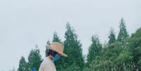 張馨予接地氣 為院子里的植物們澆著花