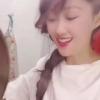 演員梁小冰在網(wǎng)上曬出一段做飯的視頻妝容精致笑容甜美