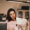 劉詩詩身穿粉色上衣皮膚保養(yǎng)得好宛若少女