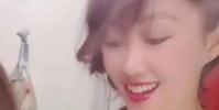 演員梁小冰在網(wǎng)上曬出一段做飯的視頻妝容精致笑容甜美