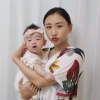 何雯娜在微博曬出三張女兒的睡姿和可愛的小腳丫