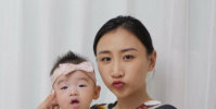 何雯娜在微博曬出三張女兒的睡姿和可愛的小腳丫