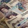 英鎊重挫百點 黃金小幅下滑 油價漲逾2%