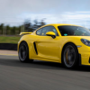 觀看保時(shí)捷Cayman GT4在賽道上擊敗992保時(shí)捷911