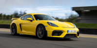 觀看保時(shí)捷Cayman GT4在賽道上擊敗992保時(shí)捷911