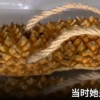 小伙做榴蓮殼拖鞋送女友