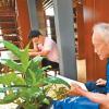 村民正在小鎮(zhèn)書屋內(nèi)看書