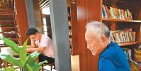 村民正在小鎮(zhèn)書屋內看書