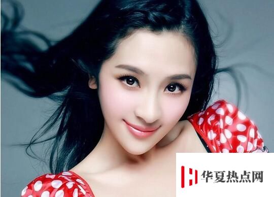 河南大學(xué)?;嬘晡? width= 河南大學(xué)?;嬘晡?/></p><p>看河南大學(xué)?;嬘晡躏h逸的大長(zhǎng)發(fā),真讓人羨慕。</p><p style=