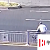 大爺坐輪椅橫穿馬路翻護欄 