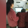 老人被抱起激活社?？ㄣy行致歉