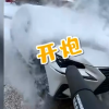 物業(yè)用鼓風(fēng)機幫業(yè)主吹走車上積雪
