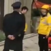 外賣員被保安用鋼叉鎖住脖子