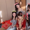 新娘等待接親時(shí)還不忘接客戶訂單