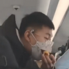 乘客戴鴨嘴獸口罩列車上吃蘋果