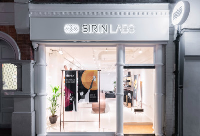 在Sirin Labs內(nèi)部的第一個(gè)區(qū)塊鏈智能手機(jī)零售店