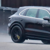 這是2022年的Cayenne Turbo改款車在保時捷的試驗場上被拋棄