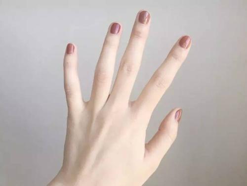 使用增強(qiáng)現(xiàn)實(shí)應(yīng)用程序測(cè)試您的下一個(gè)指甲油顏色 