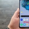 Galaxy S20 FE的正面采用了一塊平面的挖孔全面屏設(shè)計