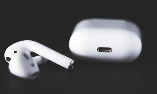 第二代AirPods拆解展示了新的無線充電器和舊的不可修復的設計