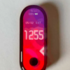 屏幕上有孔的小米Mi Band 5的圖像 用于相機(jī)