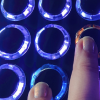 一款帶有高品質(zhì)按鈕和響應式燈光的 MIDI 控制器