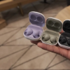 三星將 Onyx Black Galaxy Buds 2 和 Buds Live 耳塞帶到巴西