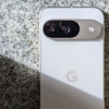 泄露的實(shí)時(shí)圖片顯示谷歌 Pixel 9a 設(shè)計(jì)采用橢圓形后置攝像頭模塊