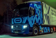電致發(fā)光卡車(chē)被北極光照亮